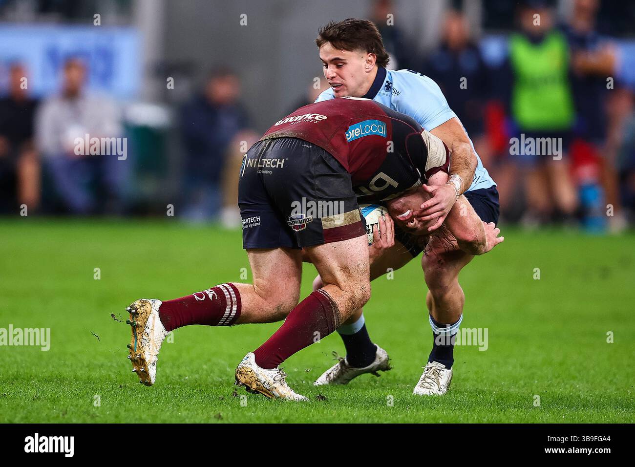 9. Mai 2025; Allianz Stadium, Sydney, NSW, Australien: Super Rugby Pacific, NSW Waratahs gegen Queensland Reds; Teddy Wilson von NSW Waratahs stoppt den Fortschritt von Harry McLaughlin-Phillips von Queensland Reds Stockfoto
