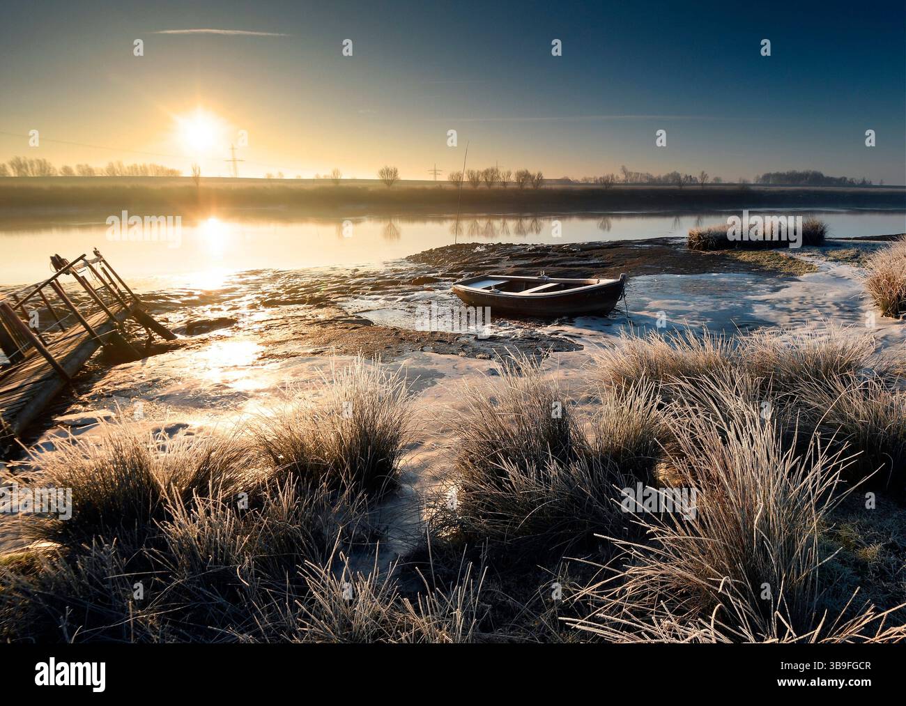 Eiskalter Wintermorgen am Fluss Leda bei leer in Ostfriesland Stockfoto