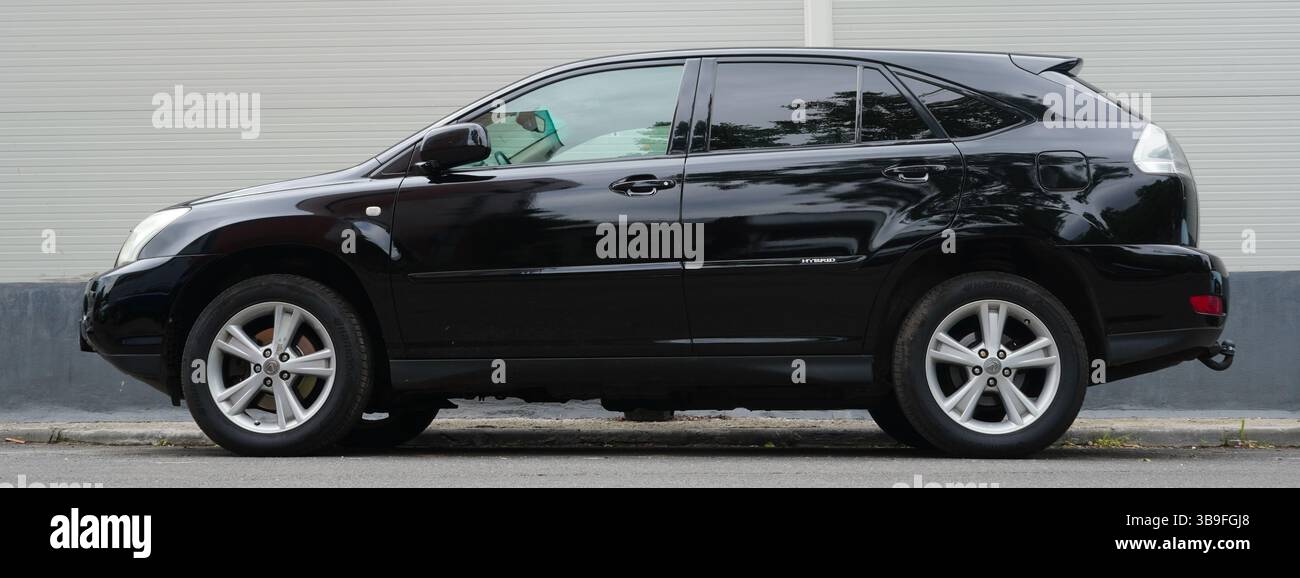 Bukarest, Rumänien – 9. Mai 2025: Nahaufnahme des schwarzen suv-Hybridwagens Lexus Stockfoto