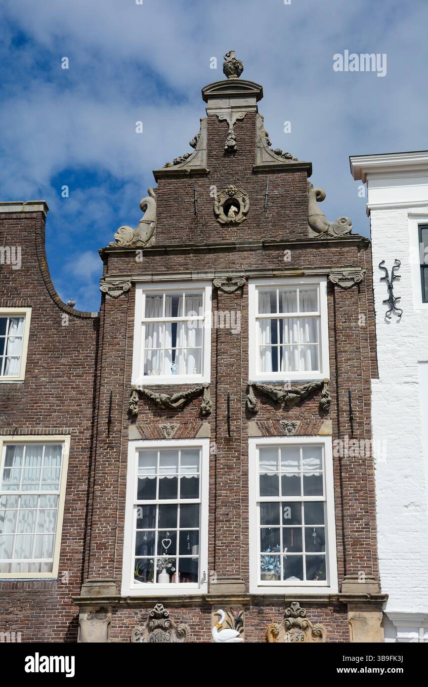 Hausfassade mit großen Fenstern und Dachgiebel in der Stadt Zierikzee, Zeeland, Holland Stockfoto