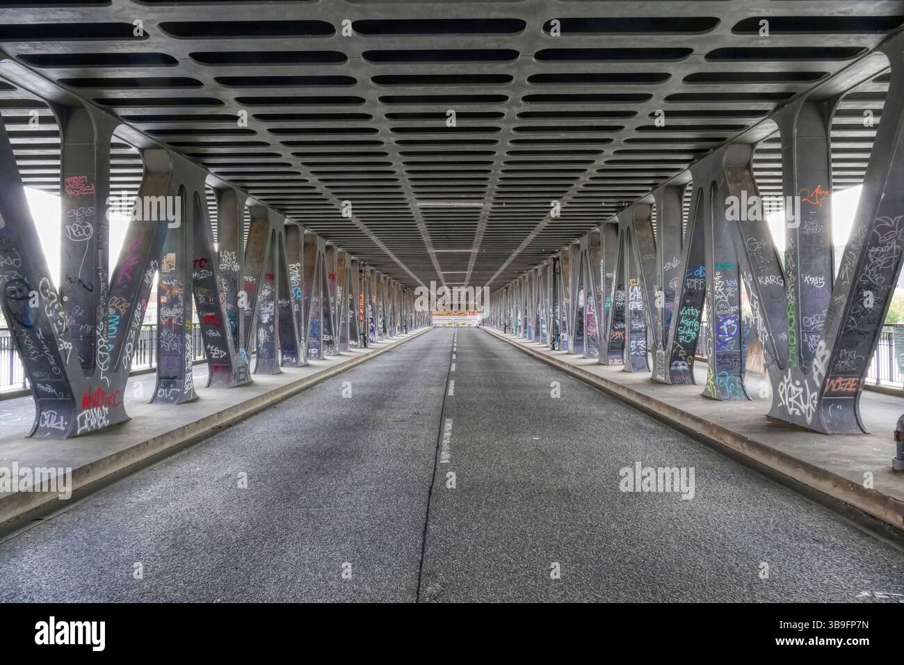 An der Oberhafen-Brücke in Hamburg Stockfoto