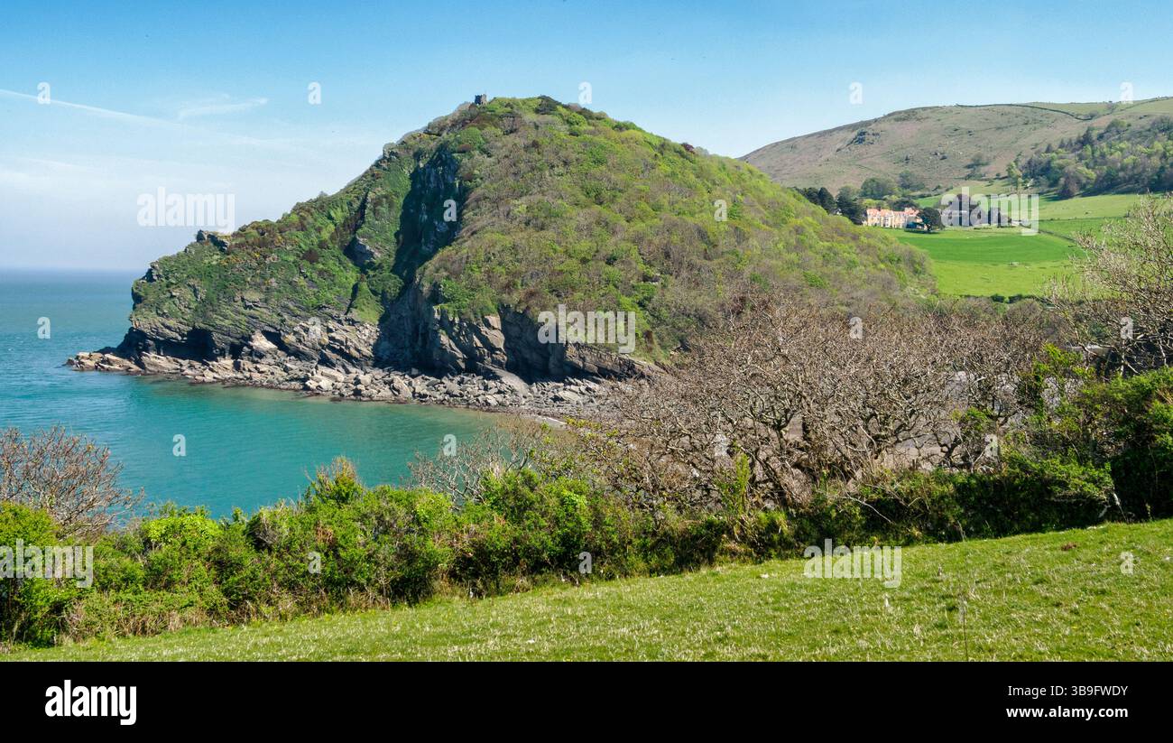 Lee Bay und Duty Point Landzunge mit Duty Point Tower auf dem Gelände von Lee Abbey an der Küste von Exmoor North Devon UK Stockfoto