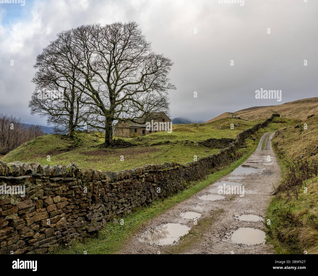 Bellhagg Barn im Derbyshire Peak District Großbritannien an einem nassen Wintertag Stockfoto