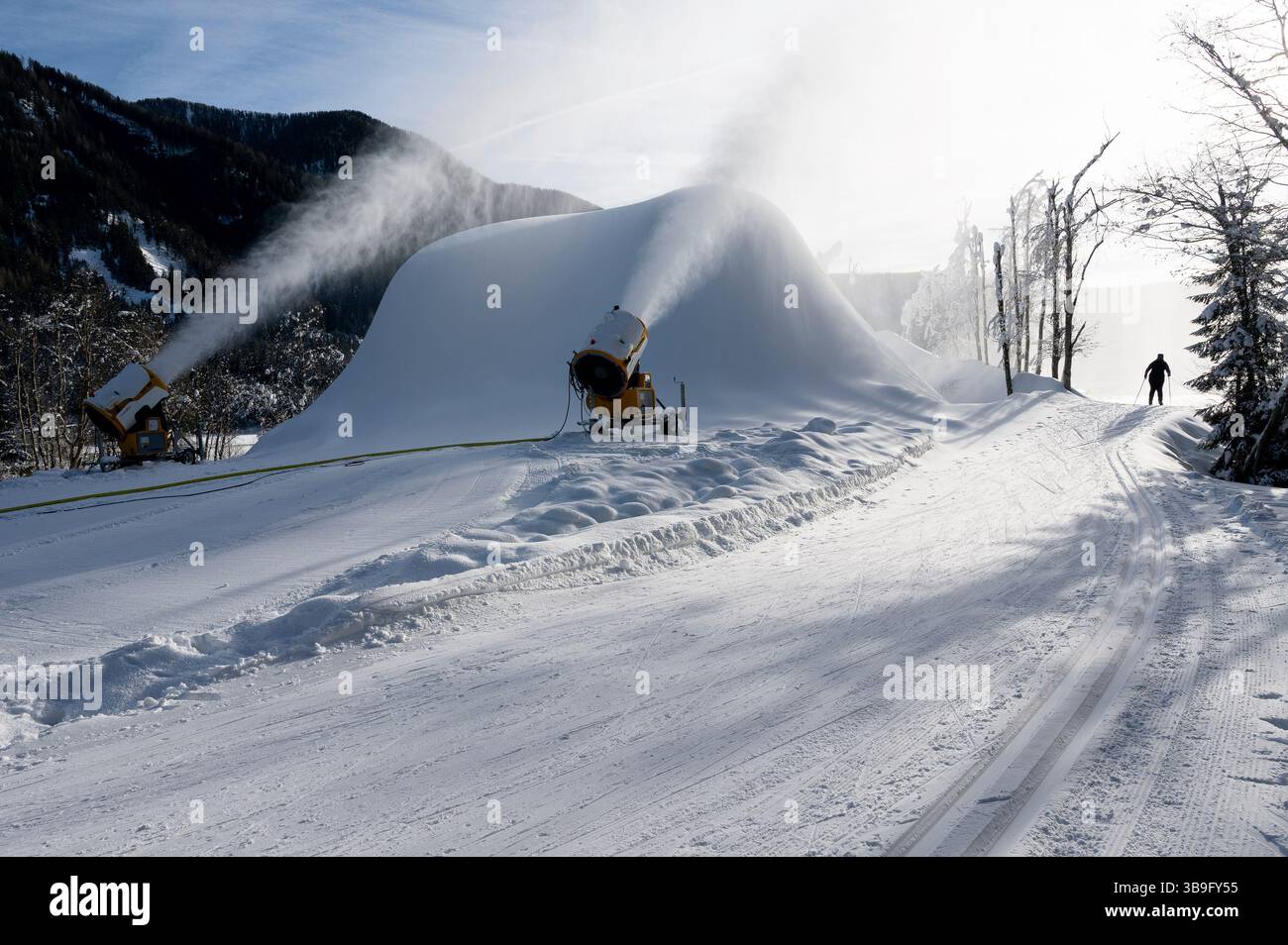 Langlaufen im Größental - Schneekanonen erzeugen Kunstschnee - Südtirol Stockfoto