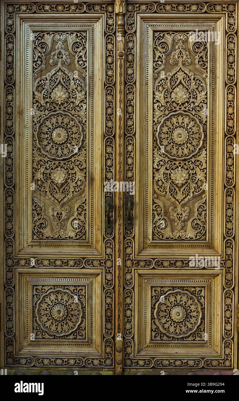 Kunstvolle traditionelle usbekische Holztür im Museum der Opfer der politischen Unterdrückung. Taschkent, Usbekistan. März 2025 Stockfoto
