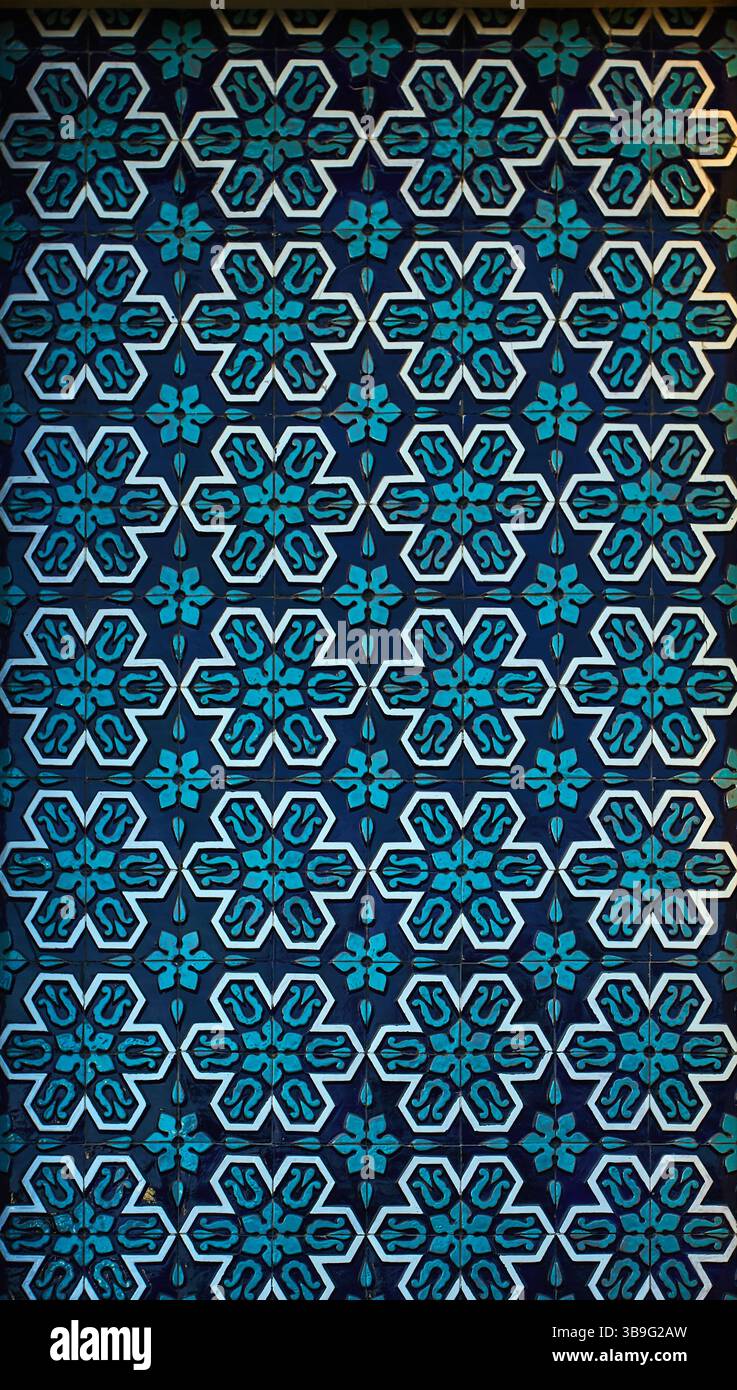 Kompliziertes geometrisches und florales Muster auf einer dekorativen Wandtafel im Museum der Opfer der politischen Unterdrückung. Usbekistan. Taschkent, Stockfoto