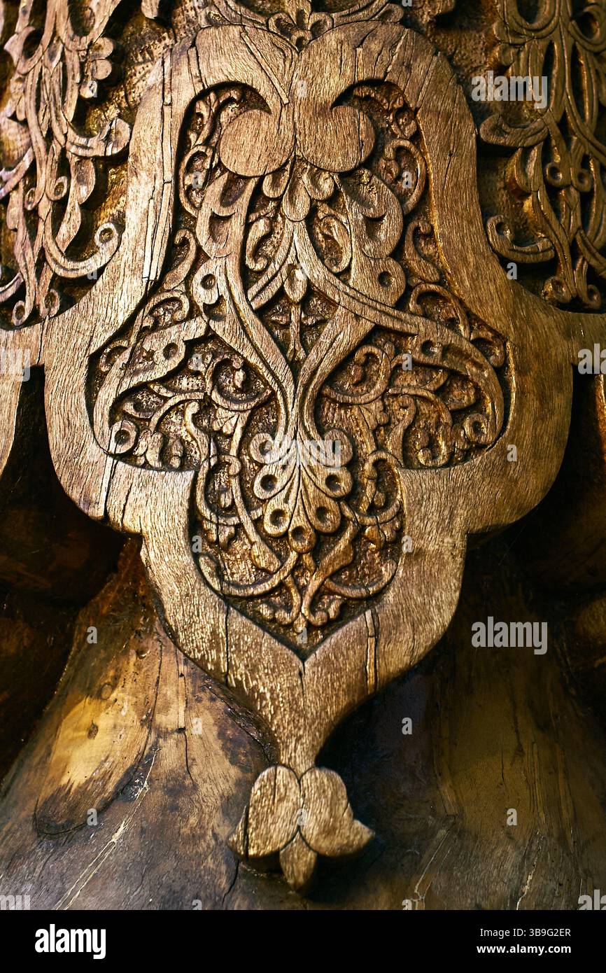 Detaillierte traditionelle usbekische Holzschnitzerei auf einer Säule im Museum der Opfer der politischen Unterdrückung. Taschkent, Usbekistan. März 2025 Stockfoto