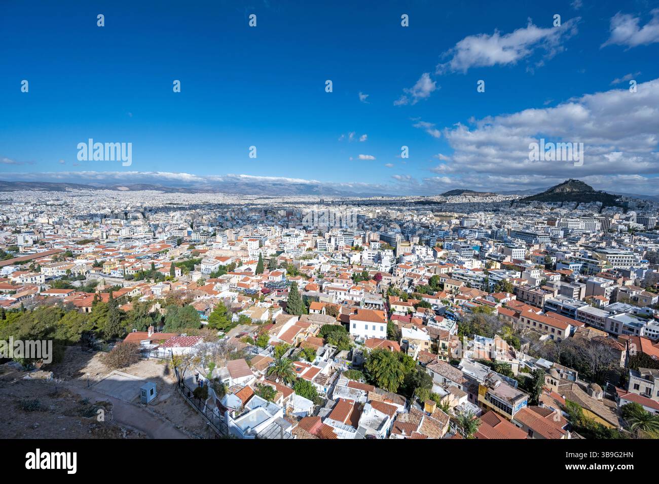 Athen, Griechenland, Europa. Blick auf Athen vom Akropolis-Hügel mit Lycabettus-Hügel Stockfoto