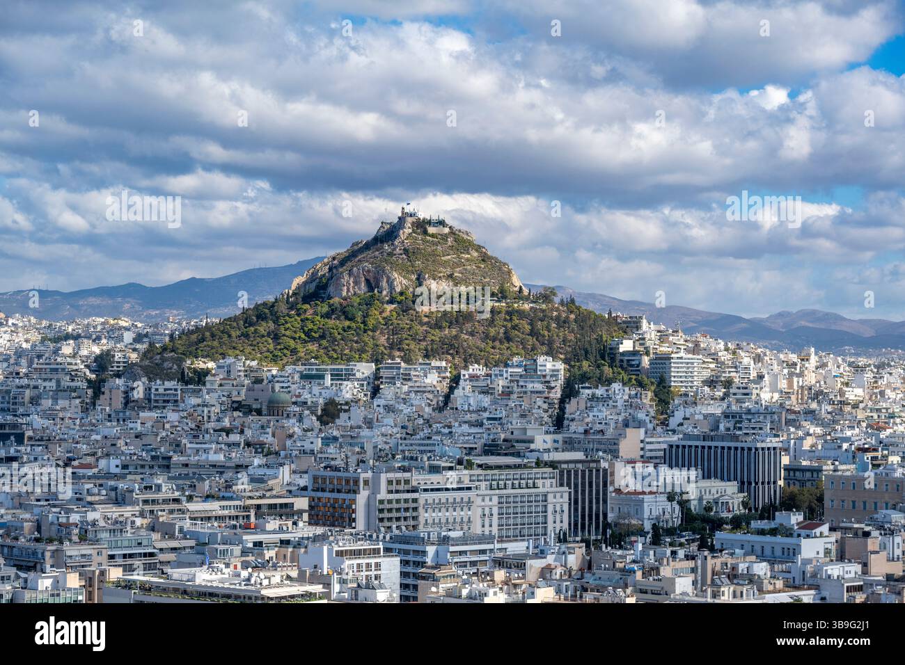 Athen, Griechenland, Europa. Blick auf Athen vom Akropolis-Hügel mit Lycabettus-Hügel Stockfoto