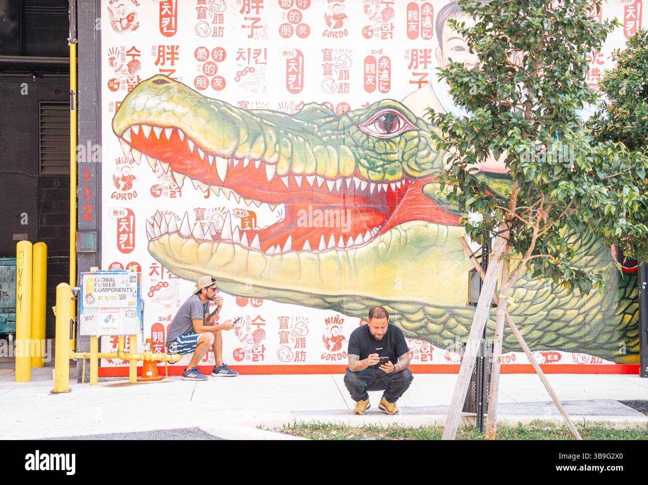 Straßenbild des Riesen Alligators mit asiatisch inspirierten Grafiken in Wynwood Stockfoto