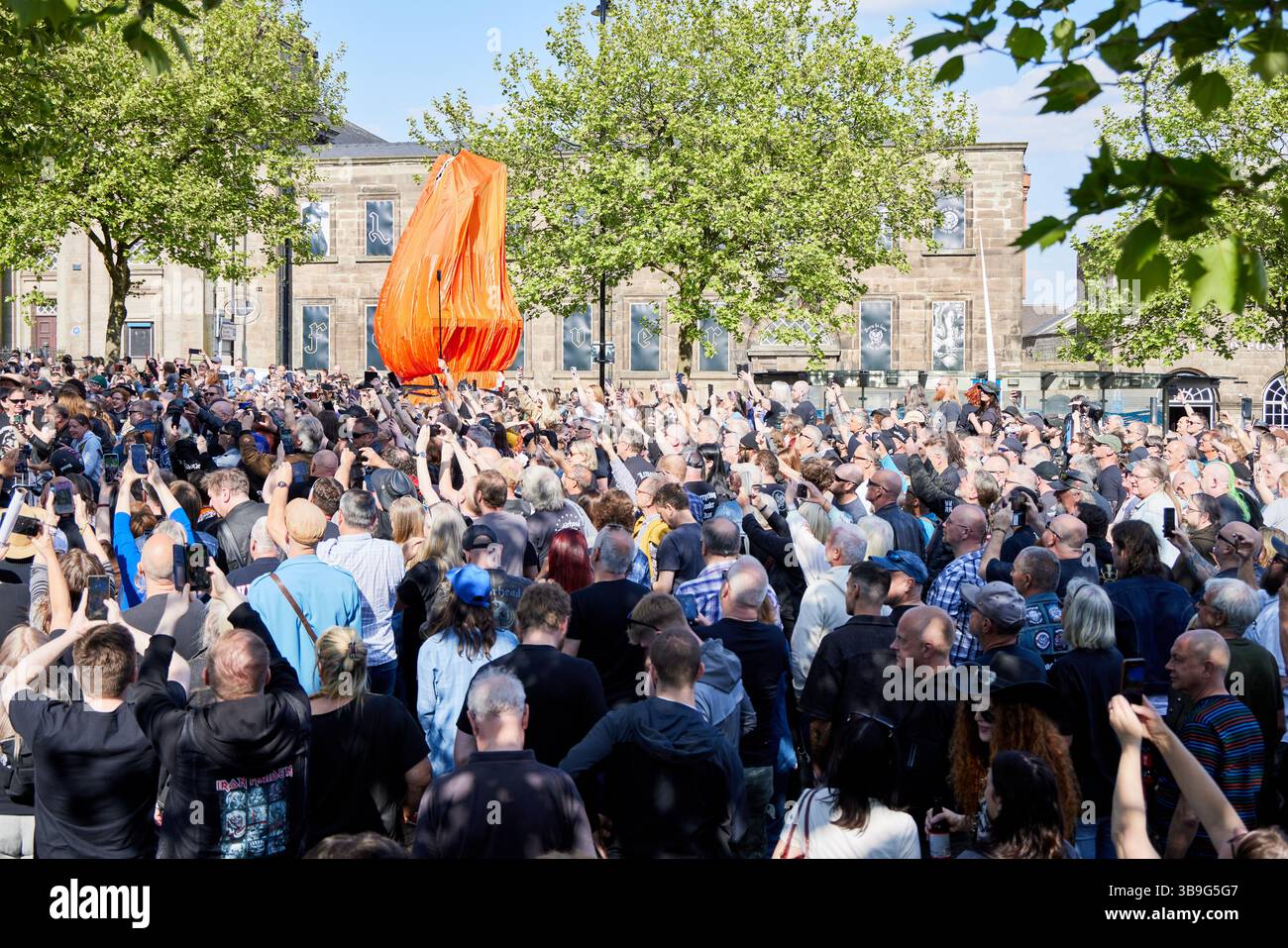 Die Statue des Motörhead-Sängers Lemmy wurde in Burslem vom Bildhauer Andy Edwards enthüllt und markiert 10 Jahre seit Lemmy's Tod und 50 Jahre seit Gründung der Band Credit: Phil Crow/Alamy Live News Stockfoto
