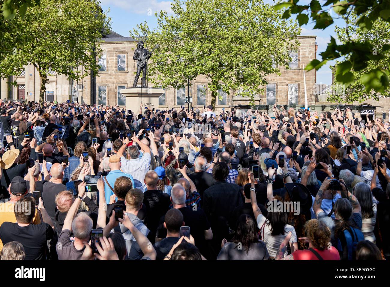 Die Statue des Motörhead-Sängers Lemmy wurde in Burslem vom Bildhauer Andy Edwards enthüllt und markiert 10 Jahre seit Lemmy's Tod und 50 Jahre seit Gründung der Band Credit: Phil Crow/Alamy Live News Stockfoto