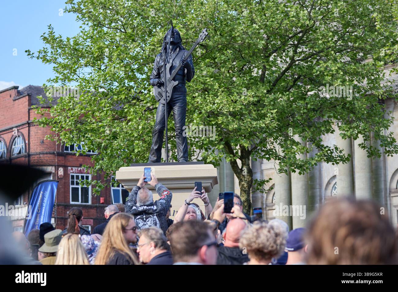 Die Statue des Motörhead-Sängers Lemmy wurde in Burslem vom Bildhauer Andy Edwards enthüllt und markiert 10 Jahre seit Lemmy's Tod und 50 Jahre seit Gründung der Band Credit: Phil Crow/Alamy Live News Stockfoto
