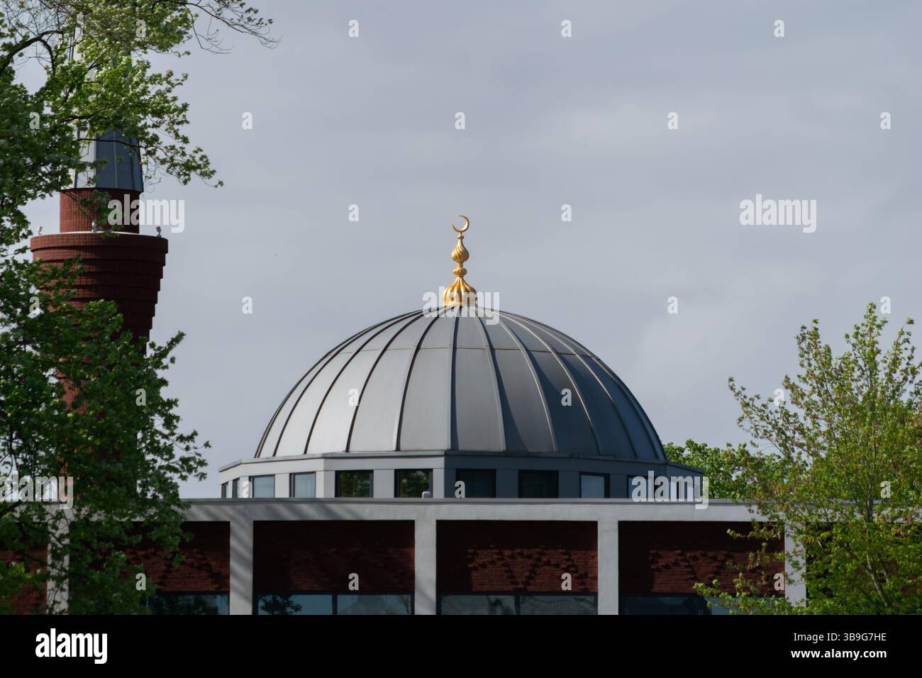 Das Dach der Ayasofya Moschee in Hengelo mit einem Halbmondsymbol und Minarett sichtbar Stockfoto