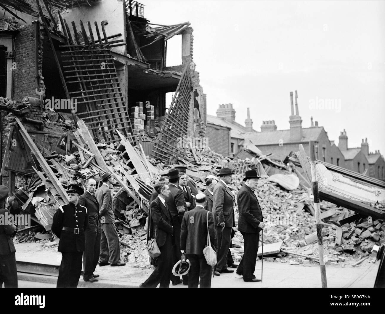 Winston Churchill besuchte am 8. September 1940 bombengeschädigte Gebiete im East End von London Stockfoto