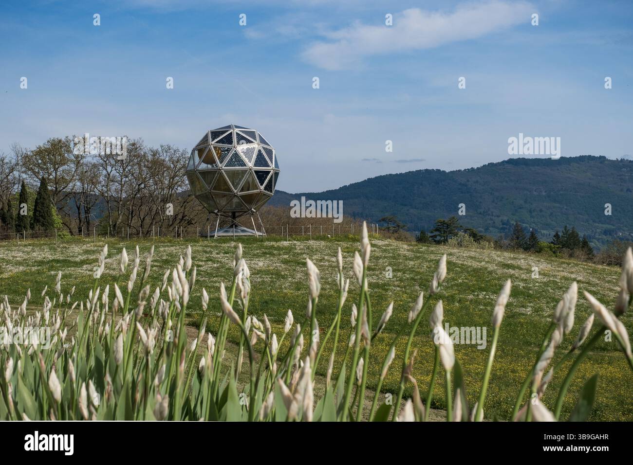 Solarkraftwerk mit geodätischer Kugel Stockfoto