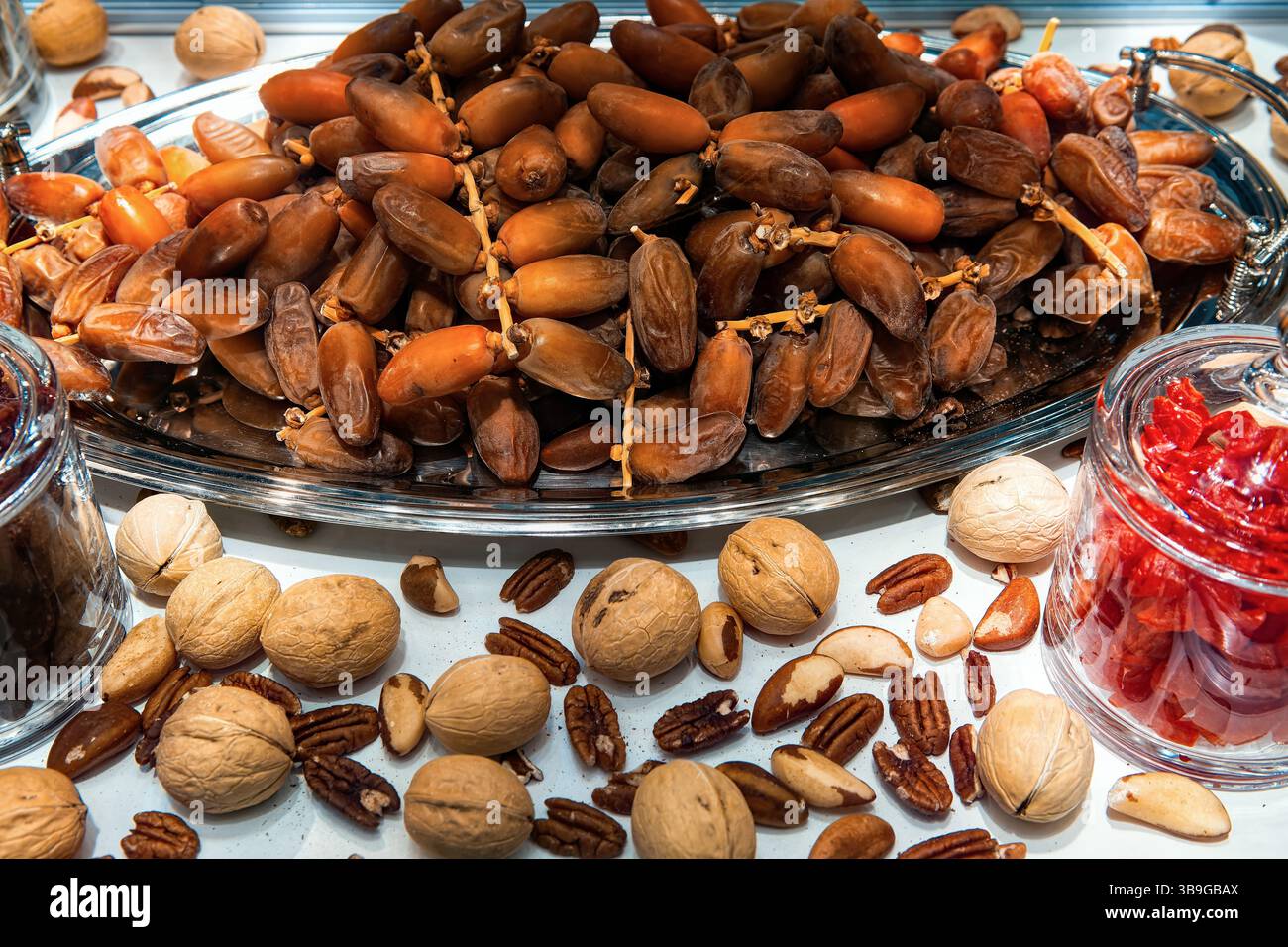 Verschiedene Nüsse und getrocknete Früchte in der Vitrine für Lebensmittel. Stockfoto