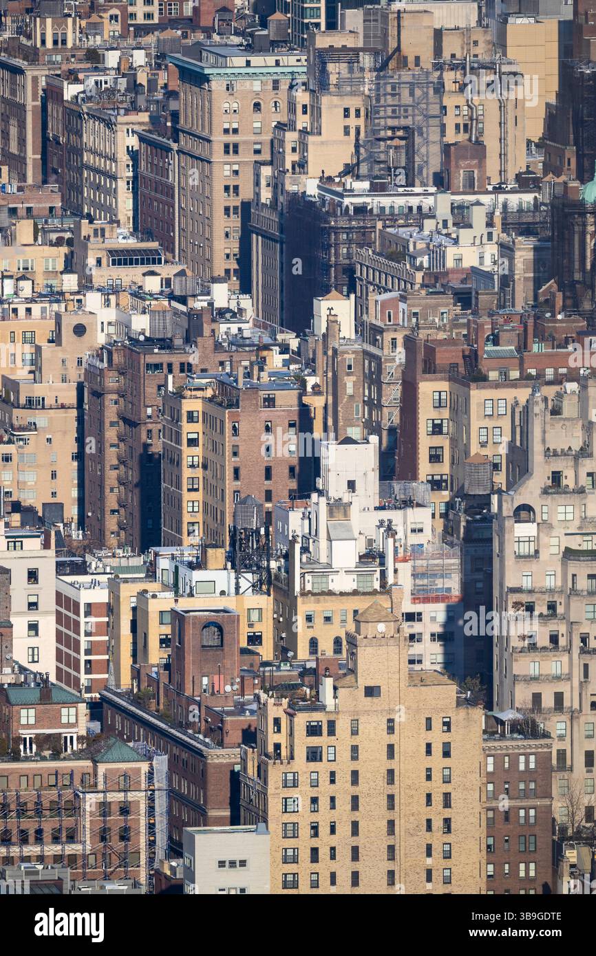 Dichte Ansammlung von New York City Gebäuden, die die architektonische Komplexität und die dicht gepackte Stadtlandschaft veranschaulichen. Das Foto hebt unterschiedlich hervor b Stockfoto