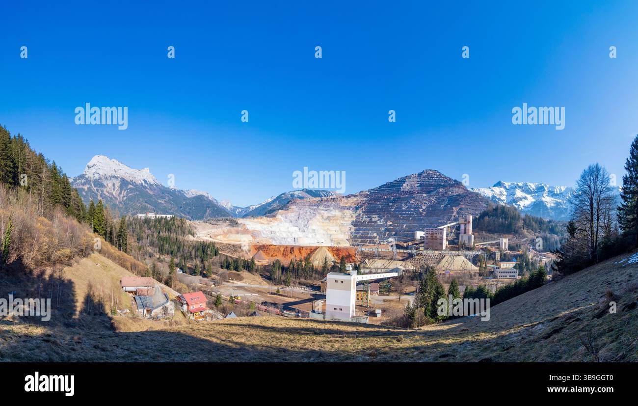 Eisenerz, Erzbergwerk, große Tagebaugrube, Eigentümer Voestalpine, Erzverladeanlage an der ÖBB Erzbahn in Erzberg Leoben, Steiermark, Österreich Stockfoto
