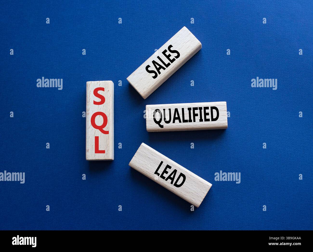 SQL - qualifizierter Lead für Vertrieb. Holzwürfel mit SQL-Wörtern. Wunderschöner tiefblauer Hintergrund. Business- und SQL-Konzept. Kopierbereich. Stockfoto