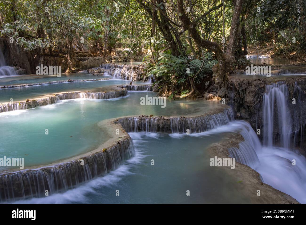 Das Wasser fließt über Felsen im Fluss unterhalb der Kuang Si Wasserfälle in der Nähe von Kuang Si, Luang Prabang District, Luang Prabang, Laos, Asien Stockfoto