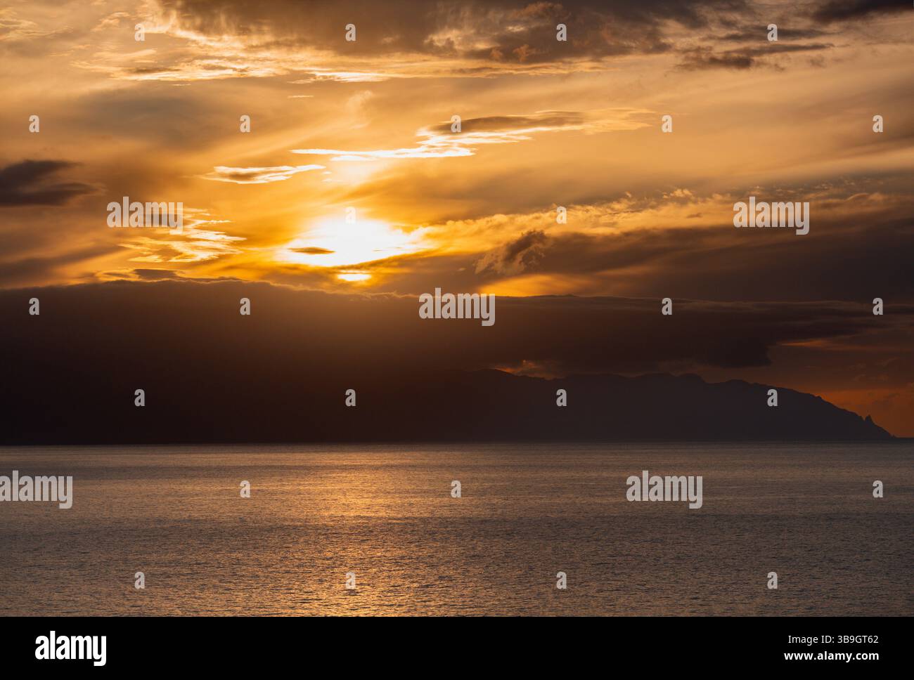 Teneriffa, Sonnenuntergang mit Meerblick, La Gomera im Hintergrund Stockfoto