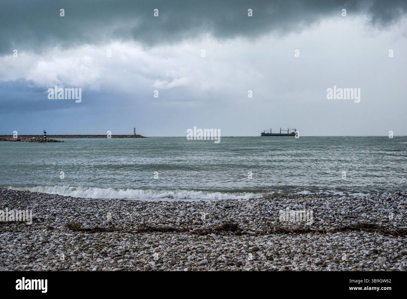Schiff vor Anker. Dahinter eine Wetterfront, Bar, Montenegro Stockfoto