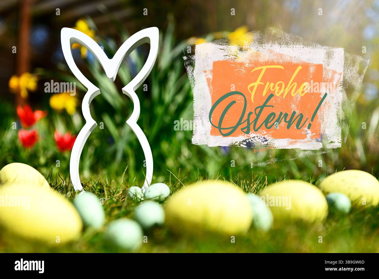 Osterhasenfigur mit Ostereiern und Happy Easter Schriftzug, Fotomontage Stockfoto