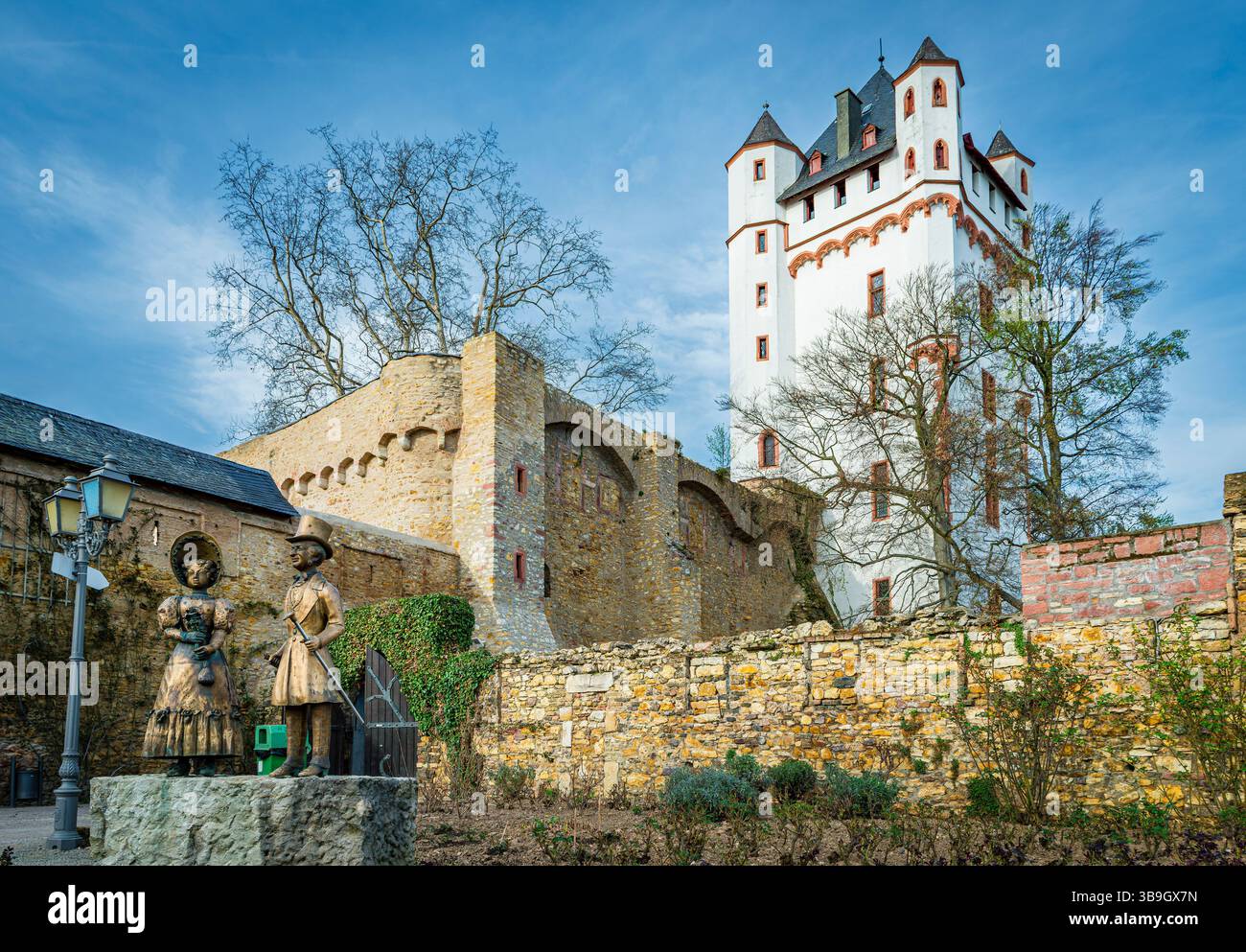 Kurfürstliche Burg in Eltville, der Rosenstadt im Rheingau, Turmburg direkt am Rheinufer, heute Sitz des Standesamtes und des Gutenberg-Museums Stockfoto