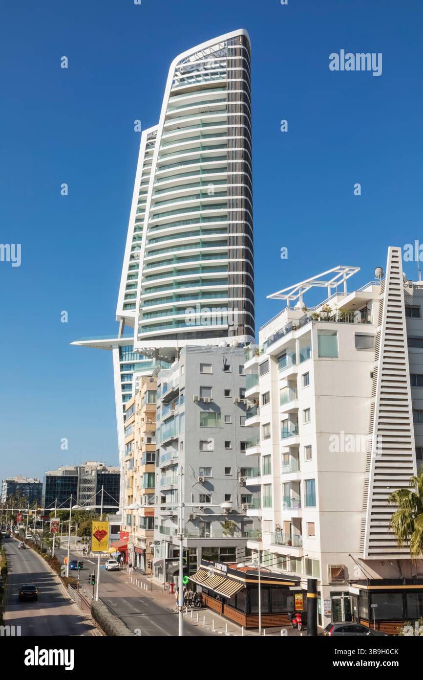 Zypern, Limassol (Lemesos), Seafront Road und City View mit Hochhäusern Stockfoto