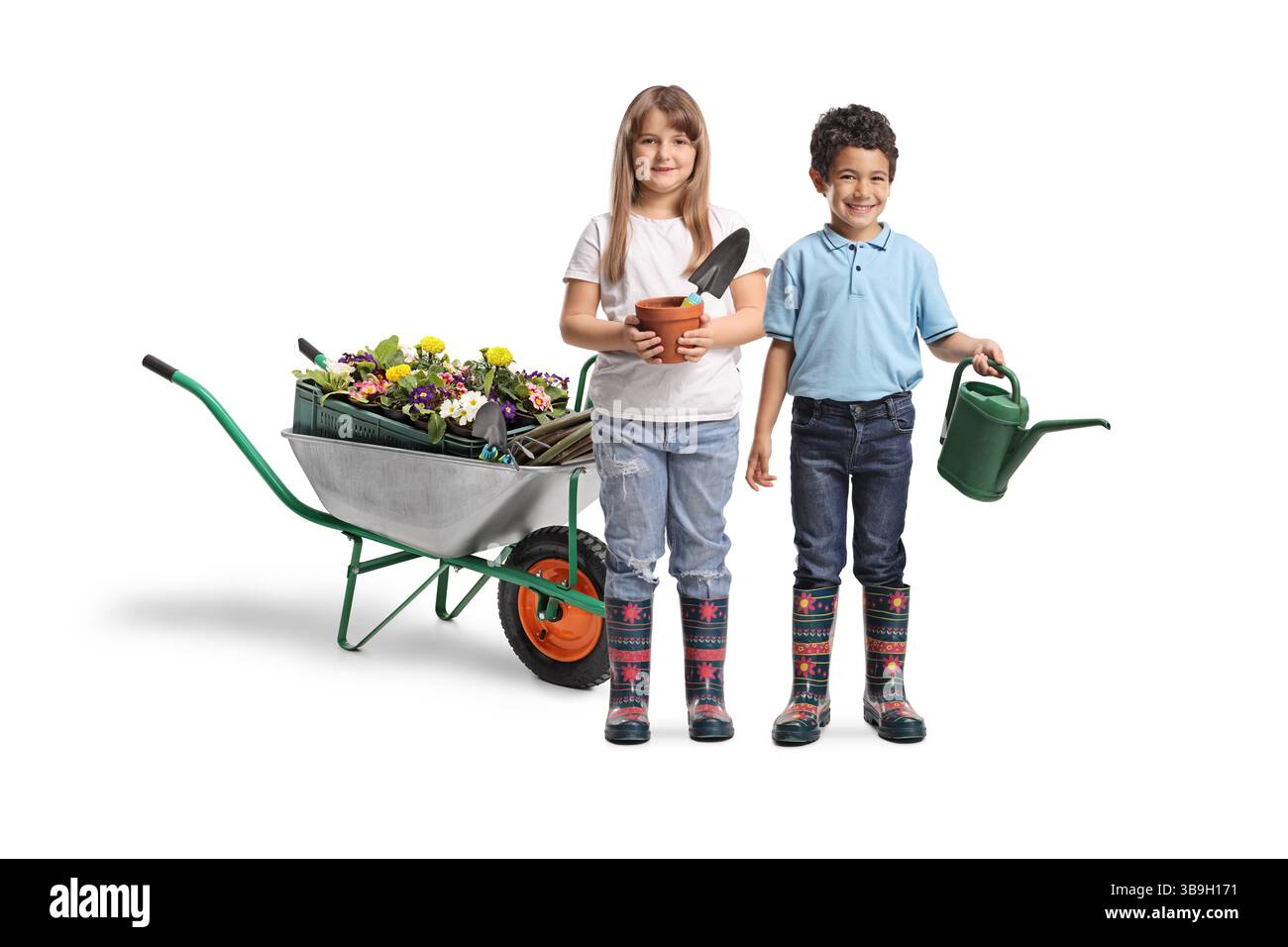 Kinder, die im Garten arbeiten, mit einem Gießkansiter und Spaten isoliert auf weißem Hintergrund Stockfoto