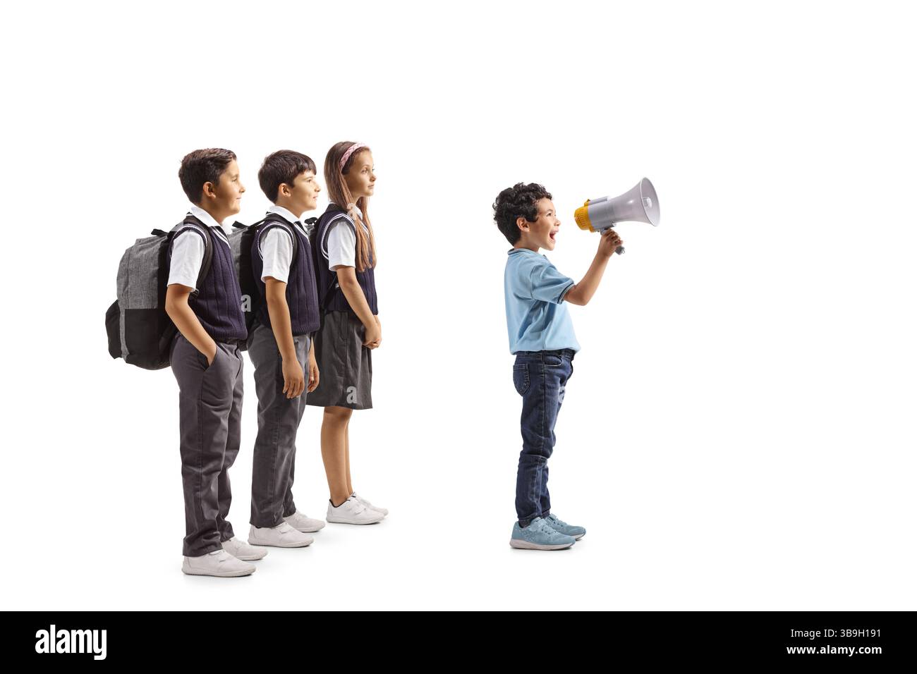 Schulkinder hinter einem Kind, das ein Megaphon auf weißem Hintergrund schreit und hält Stockfoto