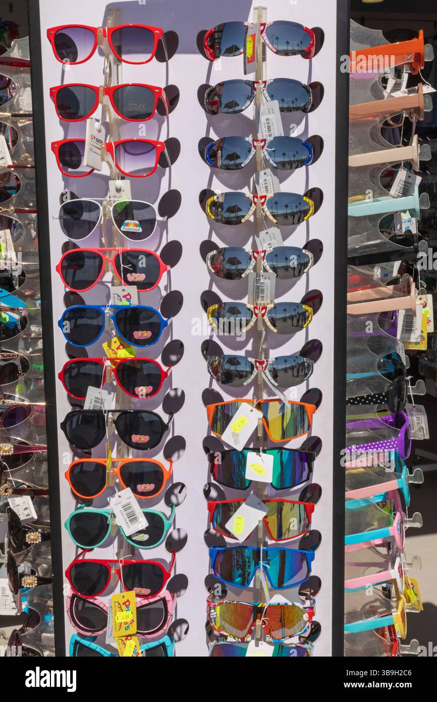 Zypern, Paphos, Souvenir Shop mit farbenfrohen Sonnenbrillen Stockfoto