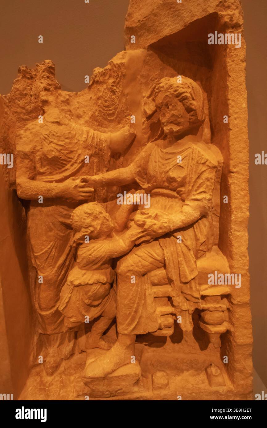 Zypern, Paphos, Archäologisches Museum im Bezirk Paphos, Ausstellung einer Kalksteinbegräbnisstele, die eine Abschiedsszene aus dem 4./3. Jahrhundert v. Chr. darstellt Stockfoto