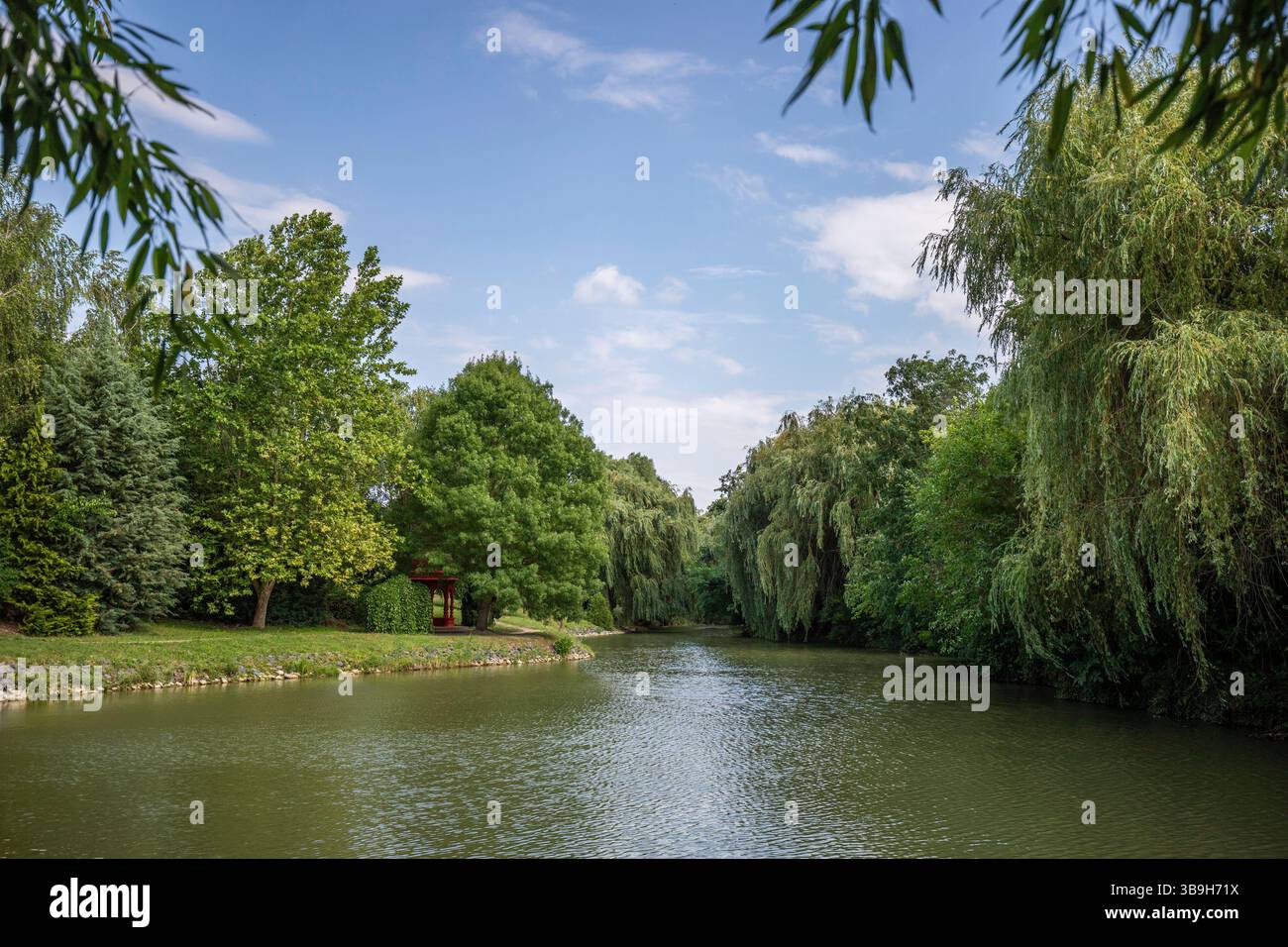 Park und Gärten in einem Krishna-Tempel. Landschaft des Krisna-völgy IKKB Parks in Ungarn Stockfoto
