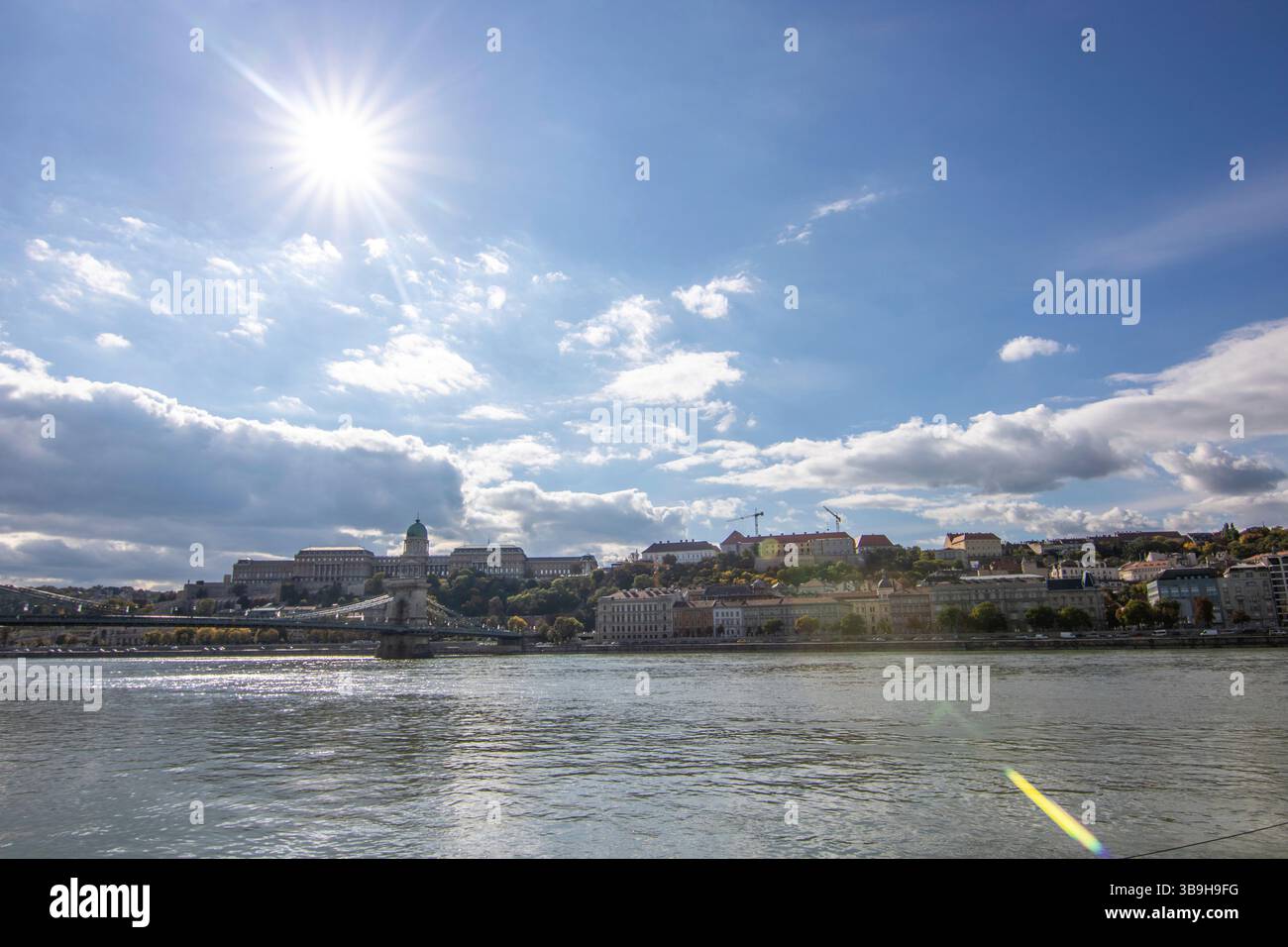 Blick über die Donau in Budapest auf den Palast und die ungarische Nationalgalerie Stockfoto