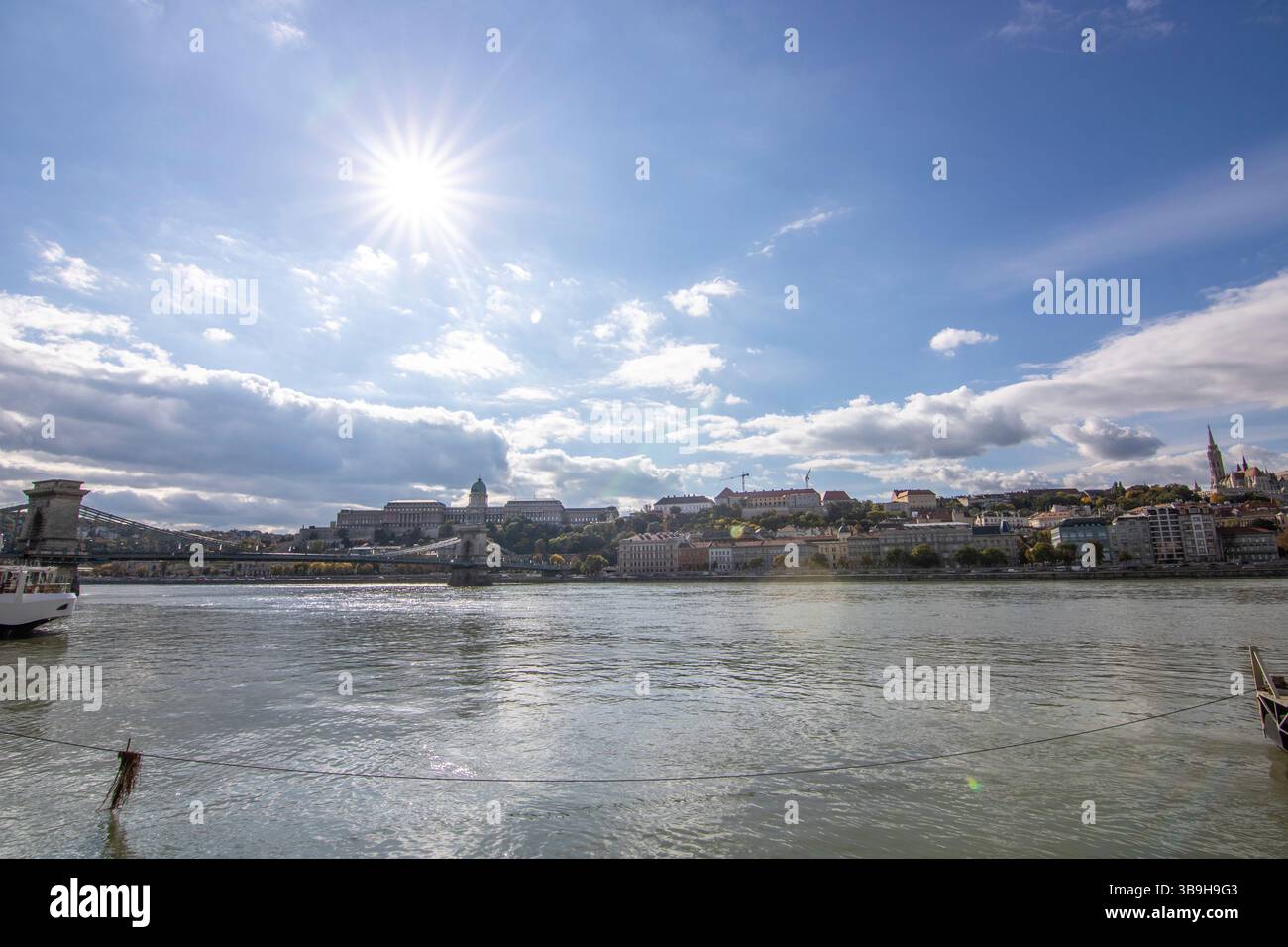 Blick über die Donau in Budapest auf den Palast und die ungarische Nationalgalerie Stockfoto