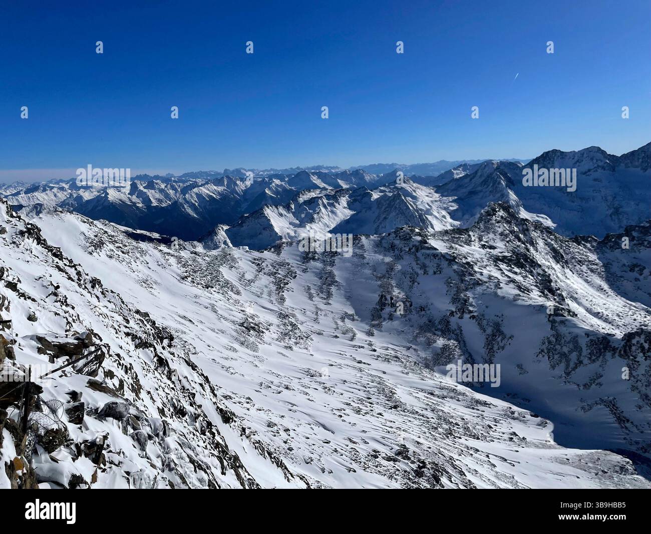 Panoramablick im Skigebiet Gurgl im hinteren Ötztal, verschneite Bergwelt, Hinterer Wurmkogel, Hochgurgl, unzählige Berggipfel, Dolomiten, Berge, Bergpanorama, Natur, Aktivität, Skifahren, Sonne, Wolken, blauer Himmel, Ötztaler Alpen, Tirol, Österreich Stockfoto
