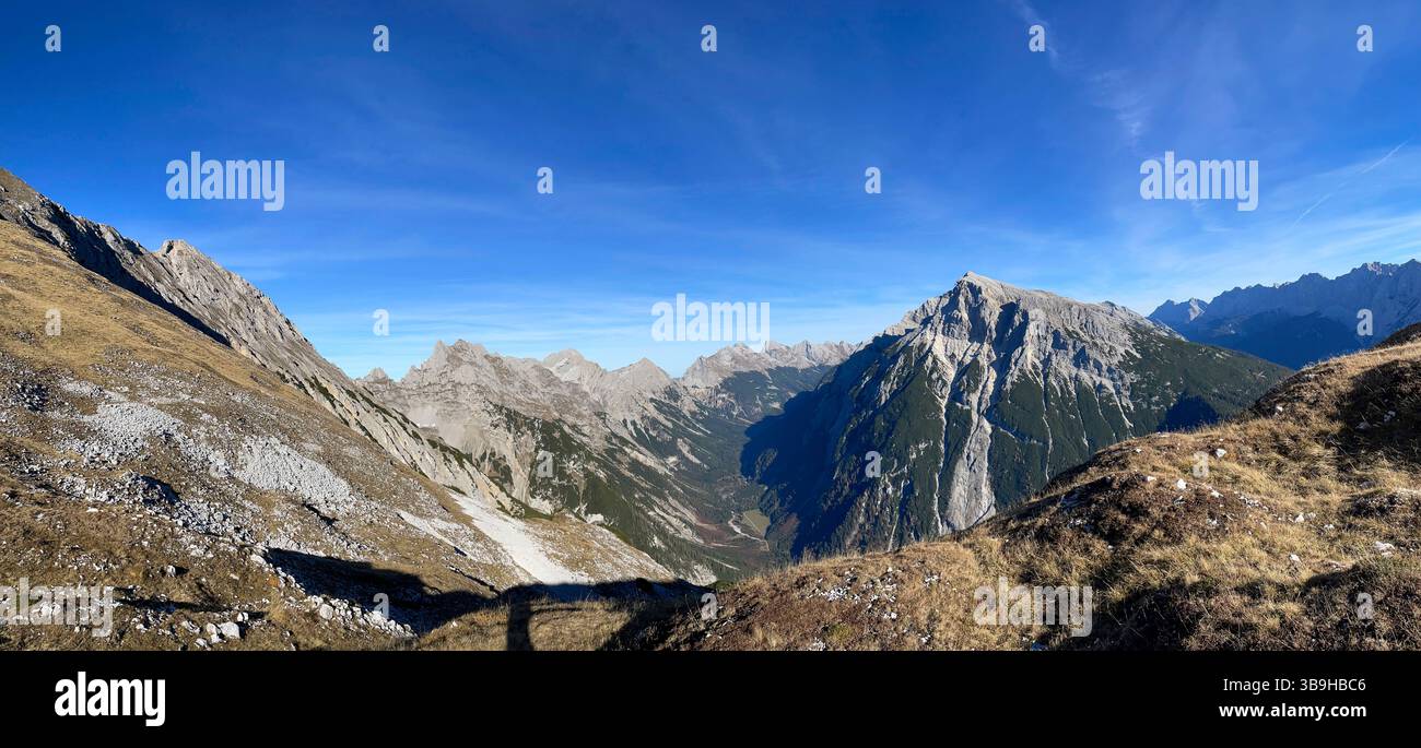 Blick ins Karwendeltal vom Mittenwalder Höhenweg Klettersteig, Karwendelgebirge, Panorama, östliche Karwendelspitze, Pleisenspitze, Bergpanorama, Herbst, Natur, Berge, unzählige Berggipfel, Aktivität, Sonne, Wolken, blauer Himmel, Bergtour, Alpenwelt Karwendel, Naturpark Karwendel, Werdenfelser Land, Mittenwald, Oberbayern, Bayern, Deutschland Stockfoto