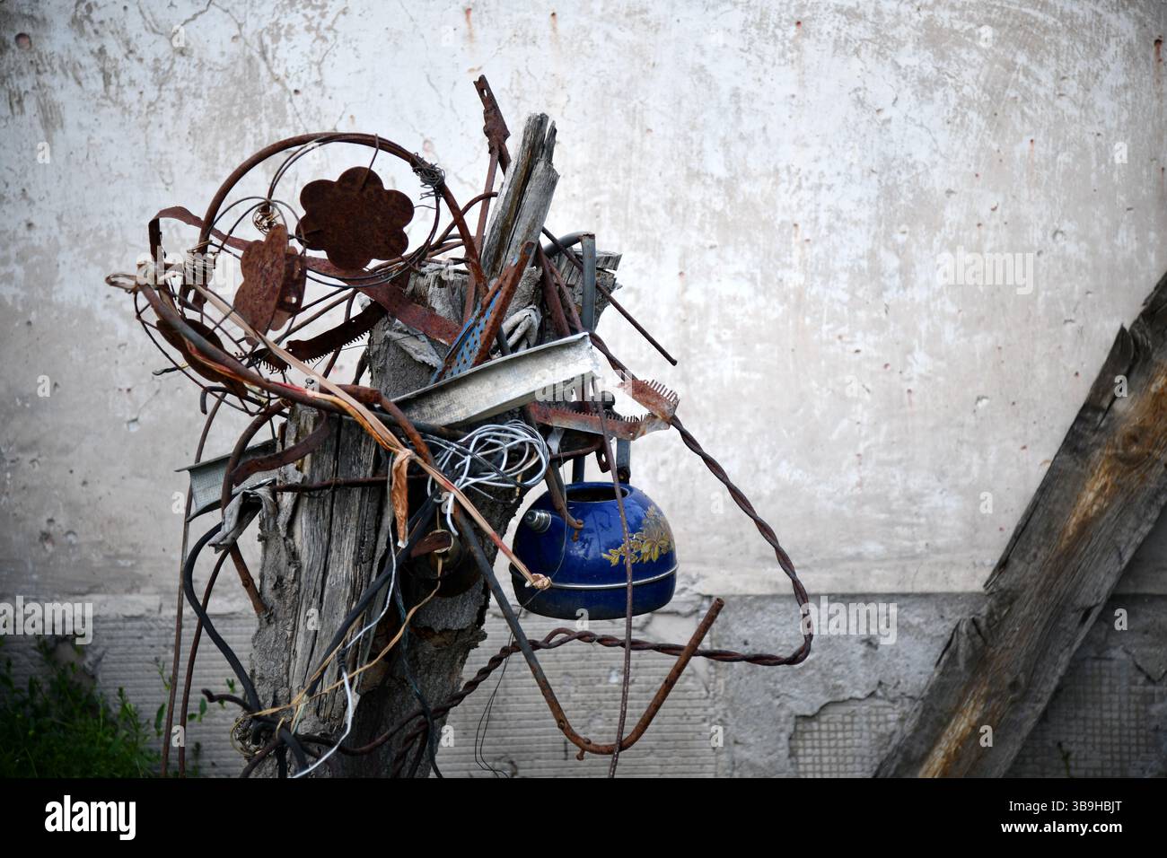 Dunkelgrauer, silberner Texturhintergrund mit gebürstetem Metalloffekt, mit einer rauen, grundigen Struktur. Es ähnelt Edelstahl, perfekt für einen Stockfoto
