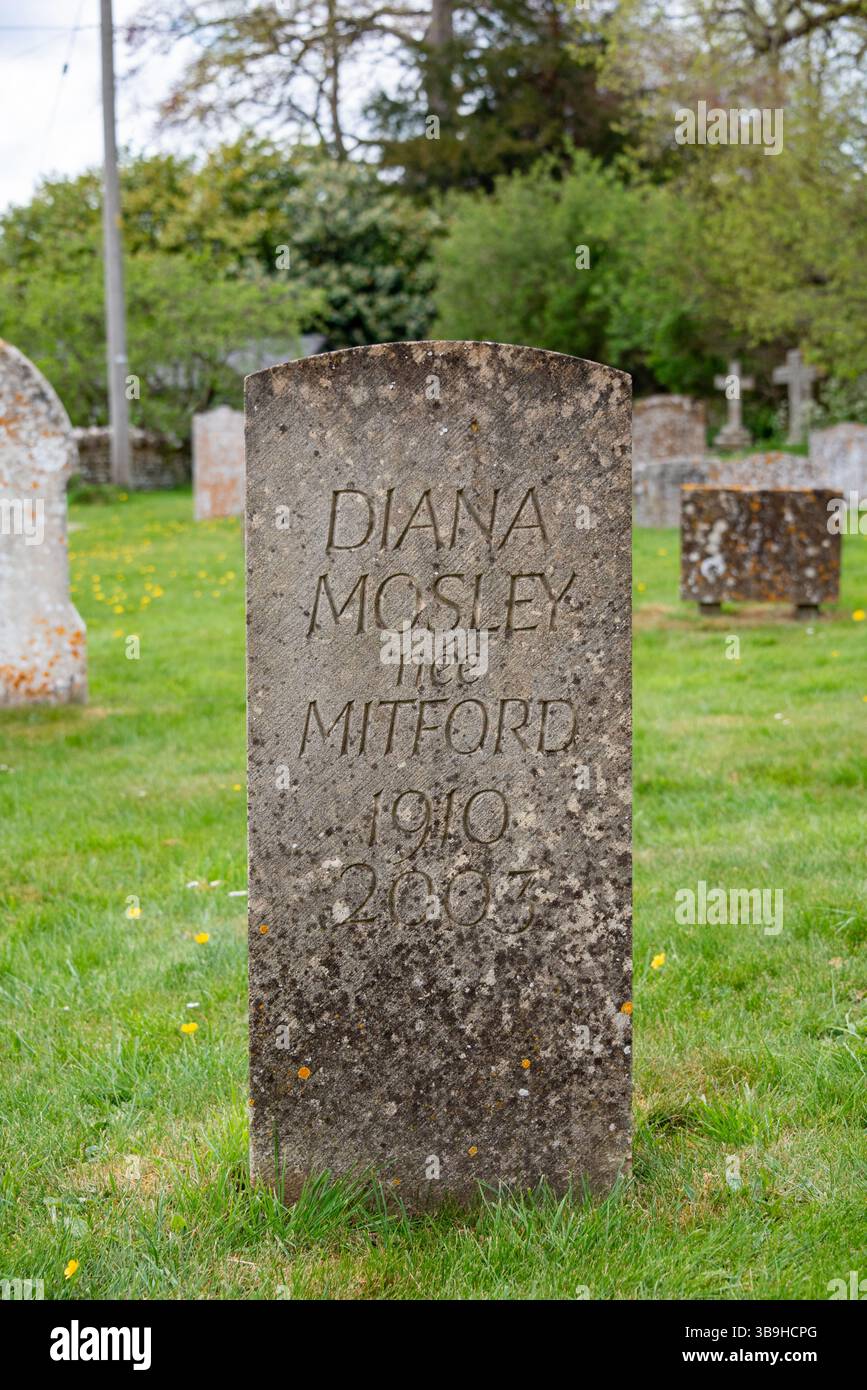 Grab von Diana Mosley, geb. Mitford, Swinbrook Churchyard, Oxfordshire, Großbritannien Stockfoto