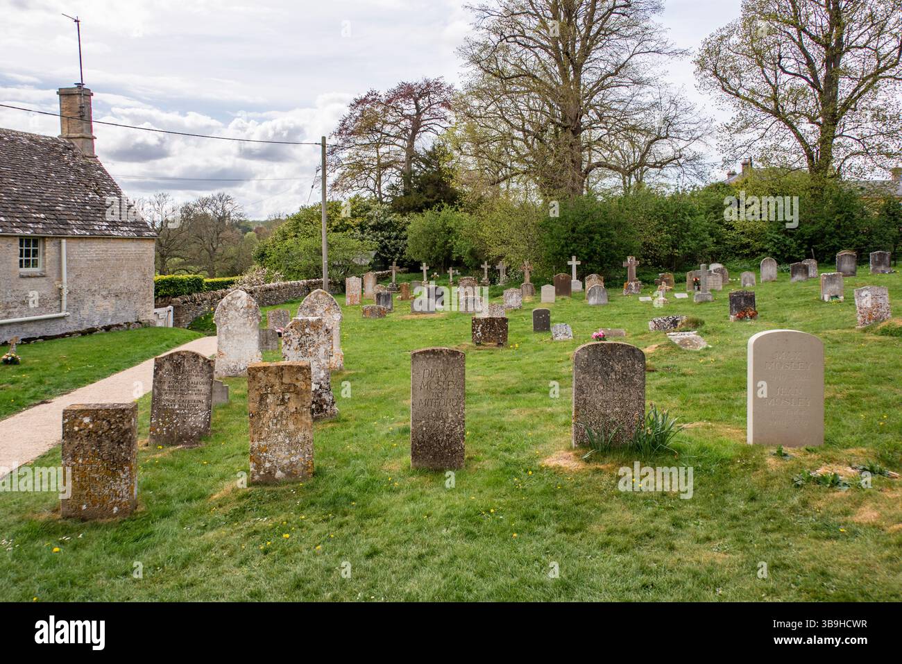Gräber der Mitford Sisters und anderer Familie, Swinbrook Churchyard, Oxfordshire, Großbritannien Stockfoto
