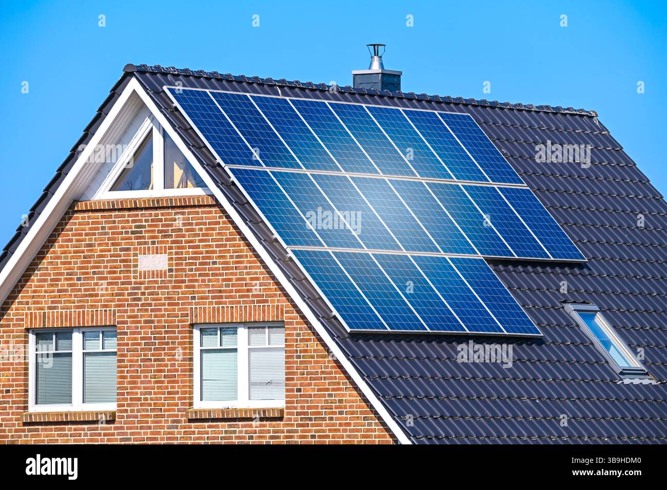 Photovoltaikanlage auf dem Dach eines Hauses in Hamburg Stockfoto
