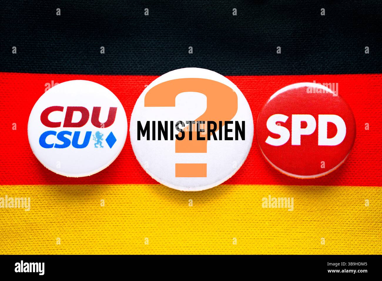 CDU/CSU- und SPD-Abzeichen und -Abzeichen mit Fragezeichen und Aufschrift „Ministerien“, Fotomontage Stockfoto