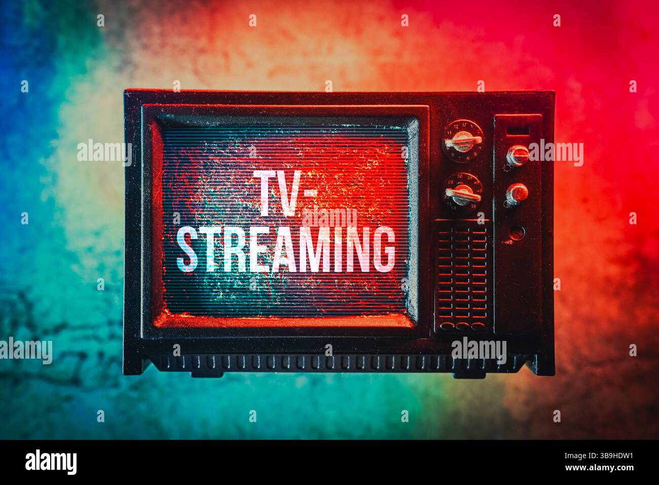 Miniatur-Fernseher mit TV-Streaming-Aufschrift, Fotomontage Stockfoto