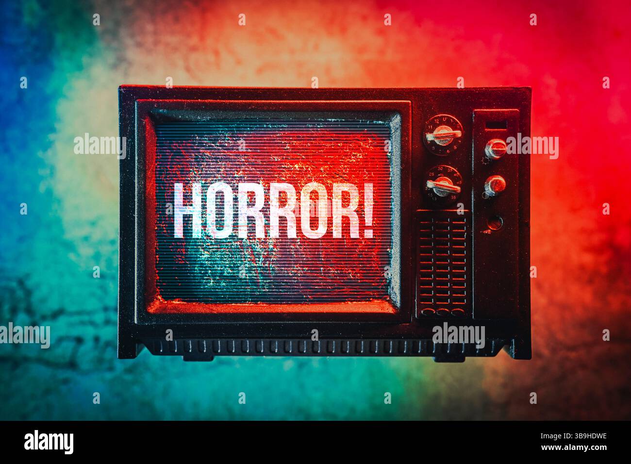 Miniatur-Fernsehen mit der Inschrift Horror, Fotomontage Stockfoto