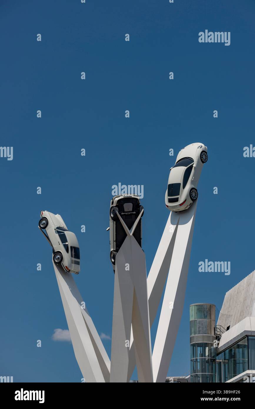 Kunstwerk Inspiration 911 von Gerry Judah mit Porsche 911 Fahrzeugen, Porscheplatz in Zuffenhausen, Stuttgart, Baden-Württemberg, Deutschland, Europa Stockfoto