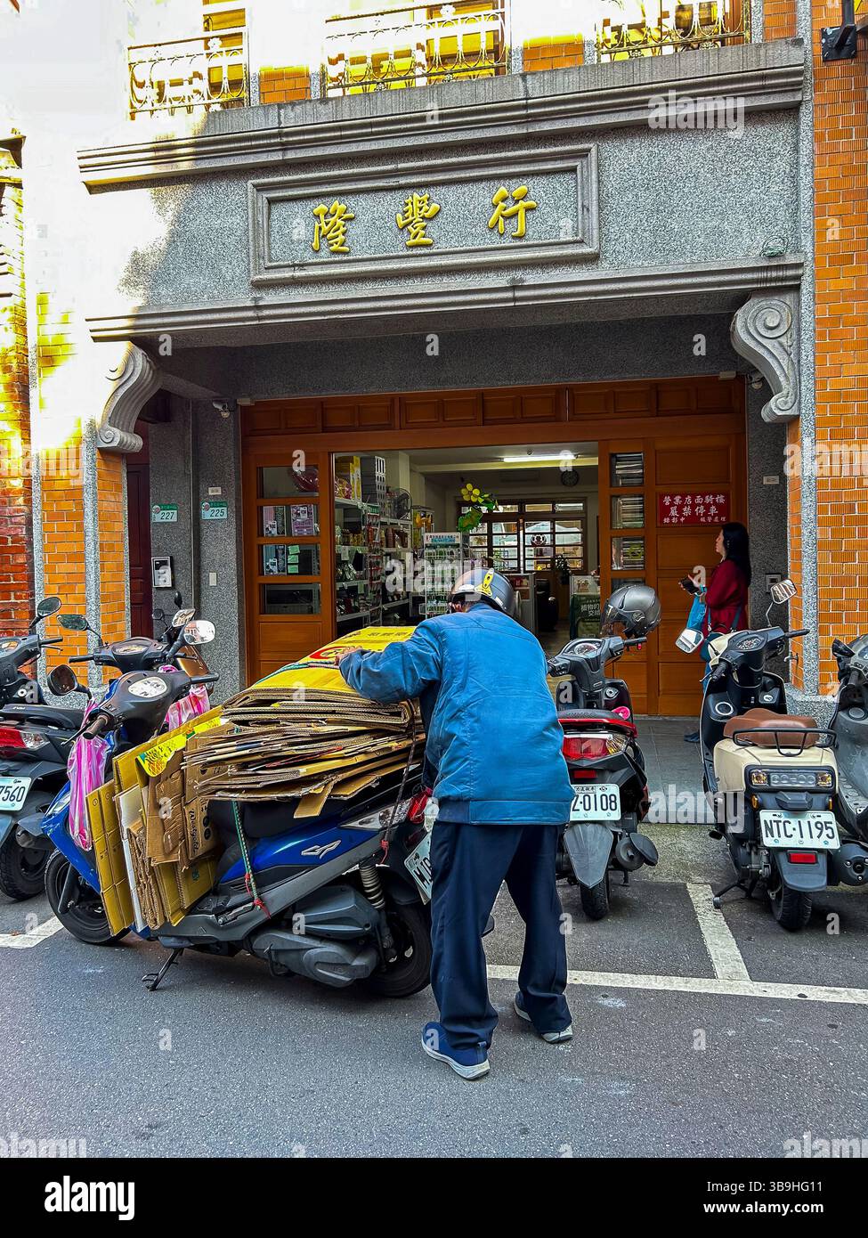 Taipeh, Taiwan, Taiwanese, Senior Working , On Street, Müllrecycling, städtische Armut, Unternehmerhandel Stockfoto