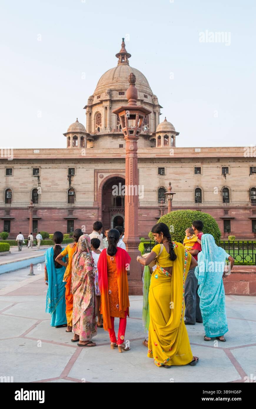 Familie besucht das Secretariat Building Housing Ministries, Neu-Delhi, Indien, Asien Stockfoto