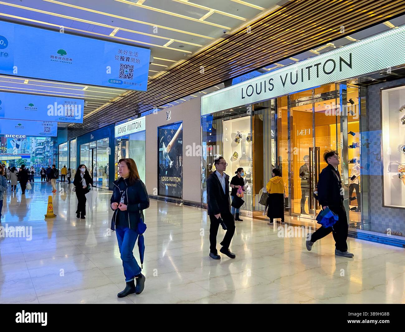 Taipei, Taiwan, Crowd People, Shopping Inside, Luxus Fashion Store, Louis Vuitton Storefront, im Einkaufszentrum « Xinya Stockfoto